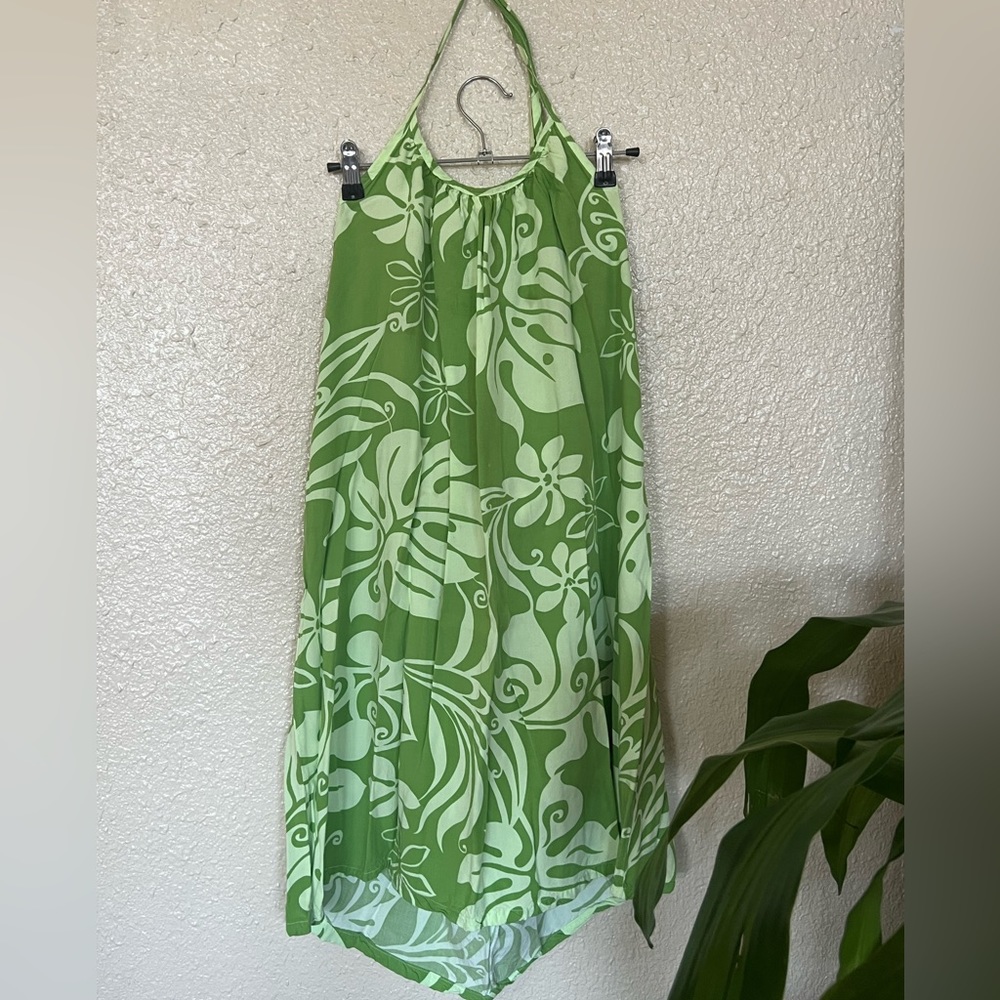 Authentic Hawaiian dress adjustable, and can be used as a beach cover up!